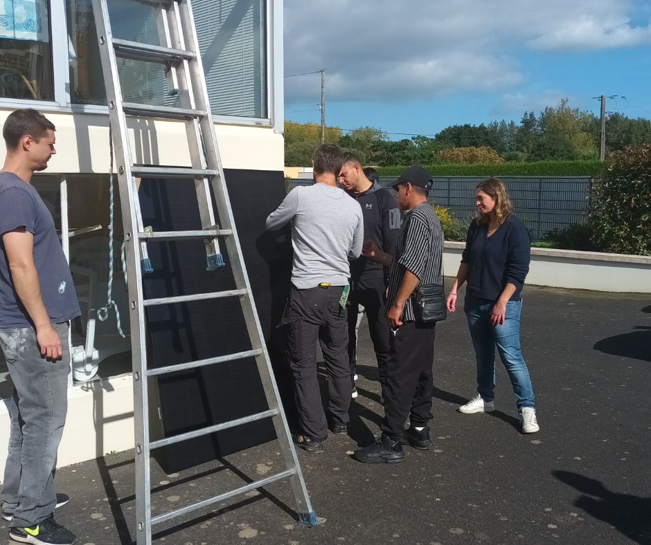 Découverte de l'écoconstruction à des salariés en insertion : visite d'un chantier de pose d'installation photovoltaïque